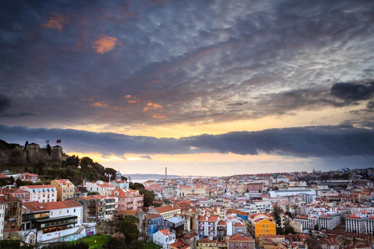 Charming Apartment In Private Condominium At Graca Lisbon Exterior photo